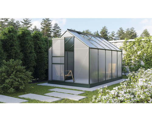 Kas met open schuifdeur in de tuin