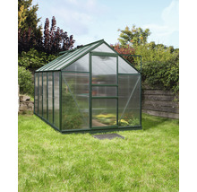 Kas in tuin met planten en groenten