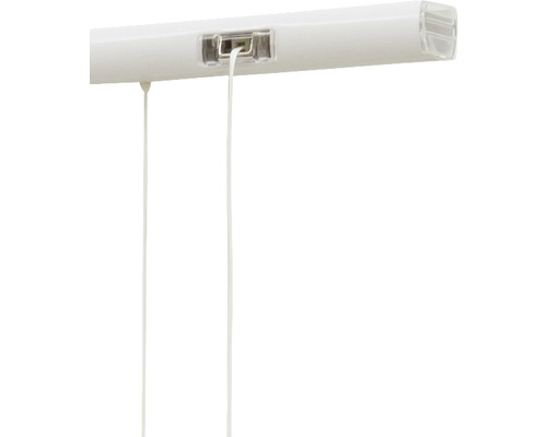 Detailopname van een witte jaloezie met trekkoorden