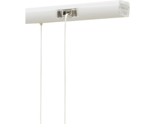 Detail van een horizontale jaloezie met trekkoorden.