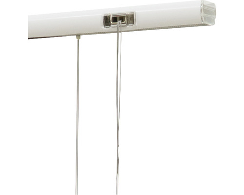 Gedetailleerde opname van een gordijnroede met bevestigingskabels