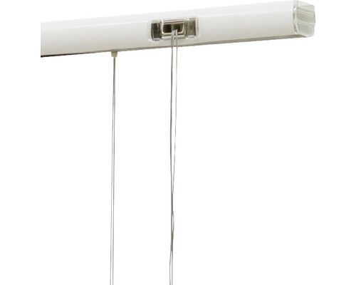 Detail van een gordijnroede met trekkoorden