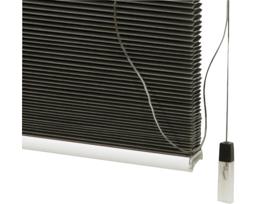 Close-up van een antracietkleurige plisségordijn met trekkoord