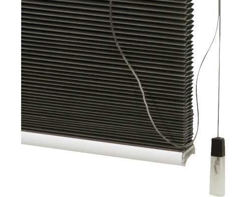 Gedetailleerde opname van een zwart plisségordijn met bedieningselementen voor ramen