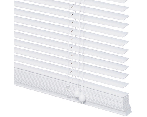 Witte jaloezie met trekkoorden voor lichtregulering