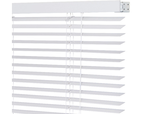 Witte jaloezie voor lichtregeling en privacy.