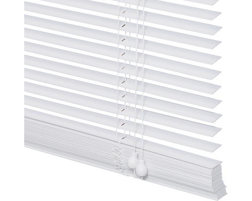 Witte jaloezie met bedieningselementen voor lichtregeling