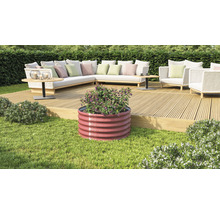 Metalen verhoogde tuinbak met beplanting op een terras met tuinmeubelen