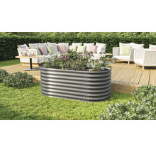 Metalen plantenbak met beplanting in de tuin