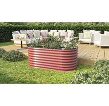 Metalen verhoogde tuinbak met beplanting in tuin