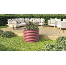 Metalen plantenbak op gazon voor terras met tuinmeubilair