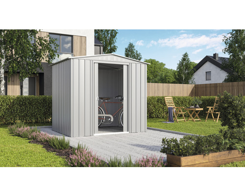 Tuinscene met metalen tuinhuis en een fiets erin.