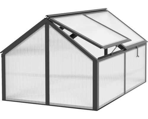 Kweekkas met een openstaand raam voor ventilatie