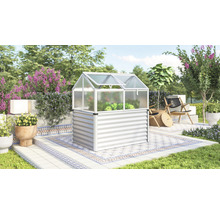 Verhoogde tuinbak met broeikasopzetstuk in de tuin.