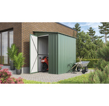 Tuinhuis met open deur, met daarin een motor, in de tuin met kruiwagen en tuingereedschap