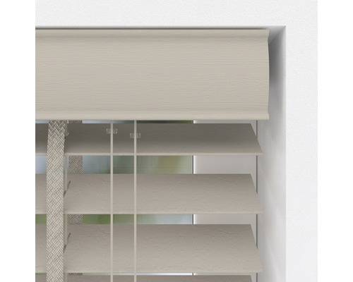 Detailaanzicht van een houten jaloezie in het raam