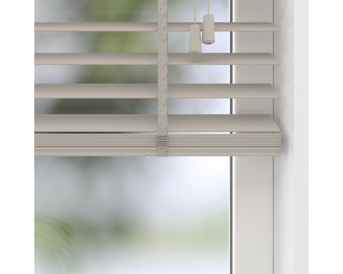 Houten jaloezie met trekkoorden voor het raam