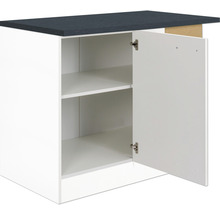 Keukenkast met planken en open deur