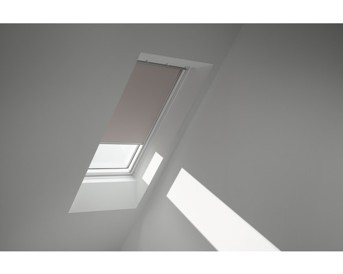 VELUX Rolgordijn verduisterend handbediend DKL C02 4580SWL lichttaupe Dakvenster met rolgordijn in een lichte kamer