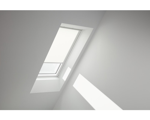 VELUX Rolgordijn lichtdoorlatend handbediend RFL C02 1028SWL wit Dakvenster met rolgordijn in een lichte ruimte