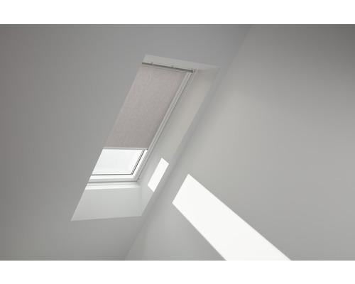 VELUX Rolgordijn lichtdoorlatend handbediend RFL C02 4161SWL grijs Dakvenster met rolgordijn in heldere kamer