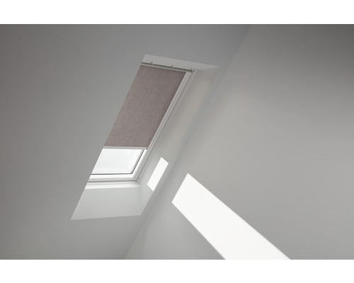 VELUX Rolgordijn lichtdoorlatend handbediend RFL C02 4167SWL taupe Dakvenster met rolgordijn in een kamer