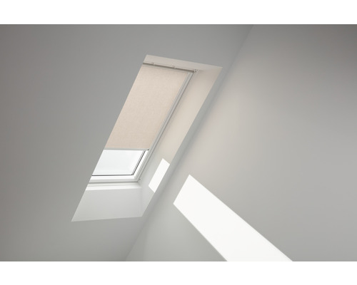 VELUX Rolgordijn lichtdoorlatend handbediend RFL C02 4169SWL licht taupe Dakvenster met rolgordijn in een lichte kamer