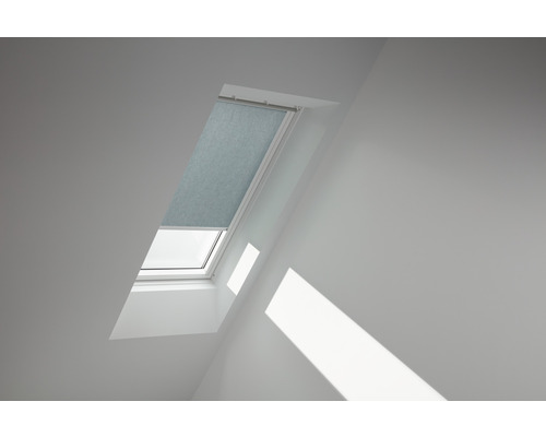 VELUX Rolgordijn lichtdoorlatend handbediend RFL C02 4170SWL dark petrol Dakvenster met rolgordijn in een lichte kamer
