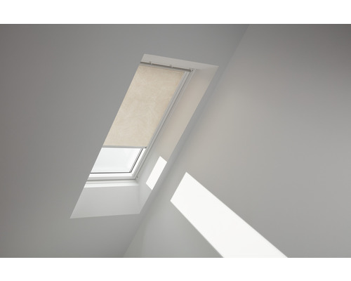 VELUX Rolgordijn lichtdoorlatend handbediend RFL C02 4171SWL natural Dakvenster met rolgordijn in een lichte ruimte.
