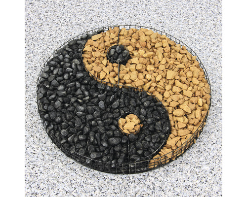 Yin-yangsymbool van zwarte en beige sierkiezel in draadmand