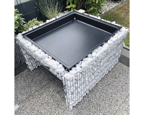 Gabion open haard met zwarte vuurschaal en witte stenen