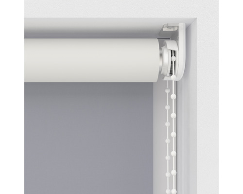 Detailopname van een rolgordijn met kettingbediening bij het raam