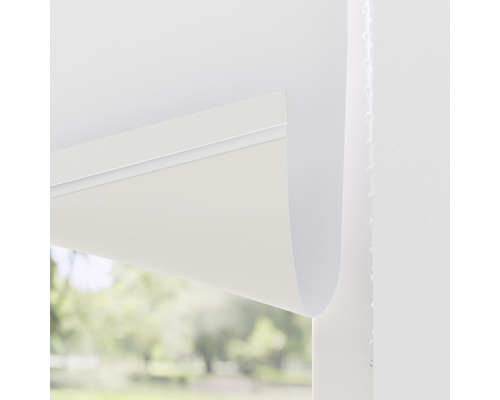 Rolgordijn aan het raam met lichte stof