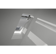 Geopend dakraam met jaloezie in een zolderkamer.