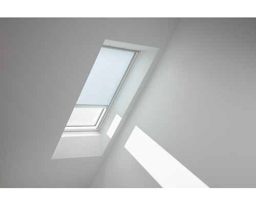 VELUX Rolgordijn lichtdoorlatend bediening op zonne-energie RSL F08 4166SWL lichtblauw VELUX Rolgordijn lichtdoorlatend bediening op zonne-energie RSL F08 4166SWL lichtblauw