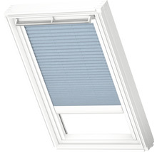 Dakvenster met blauw plisségordijn