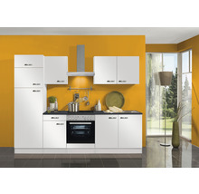 Complete keuken met witte kasten, afzuigkap en elektrische apparaten tegen een gekleurde muur.