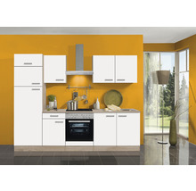 Complete keuken met witte kasten, afzuigkap en elektrisch fornuis.