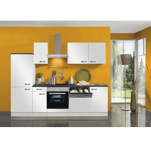 Moderne keuken met witte kasten, spoelbak, fornuis en afzuigkap