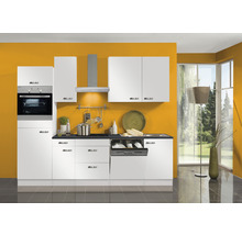 Complete keuken met inbouwapparatuur, gootsteen en afzuigkap tegen okergele wand