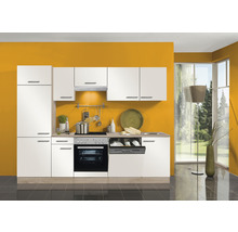 Complete keuken met inbouwapparatuur en witte fronten voor een gele wand