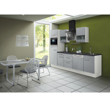 Lichte keuken met inbouwapparatuur, eettafel en stoelen.