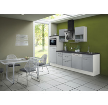 Lichte keuken met eettafel en stoelen onder een hanglamp