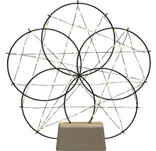 Decoratieve lichtsculptuur met vijf cirkels en LED-verlichting op een houten voet