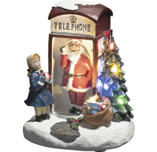 Decoratieve kerstscène met kerstman in telefooncel, meisje en kerstboom met verlichting
