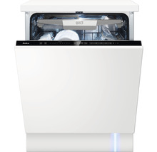 Witte vaatwasser met open deur, beladen met vaatwerk