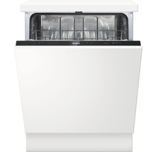 Witte vaatwasser met open deur en zicht op het interieur met manden