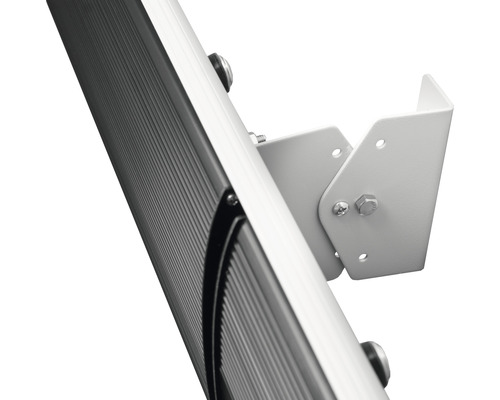 Detailopname van een infraroodverwarming met muurbeugel