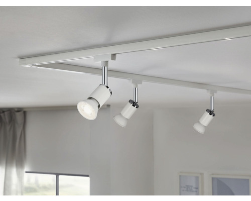 Plafondlamp met drie spots op een rail