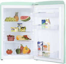 Geopende koelkast gevuld met etenswaren zoals fruit, groenten, zuivelproducten en dranken